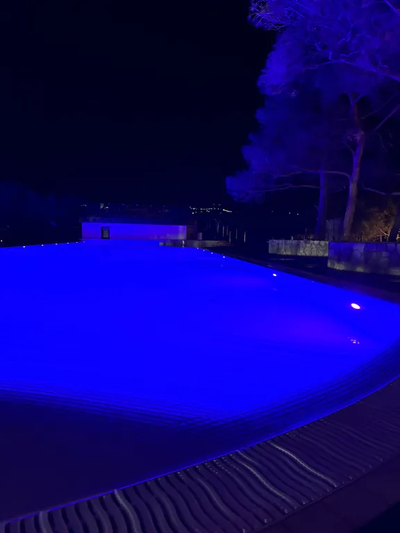 Квартира-студия в окружении хвойного леса и гор.