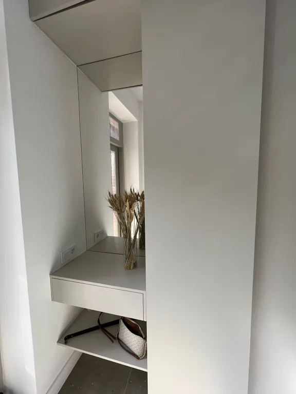 Просторный дом с камином в сосновом лесу