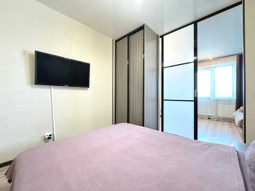 2-комнатная квартира с балконом и видом на реку рядом с Кузбасс-Арена