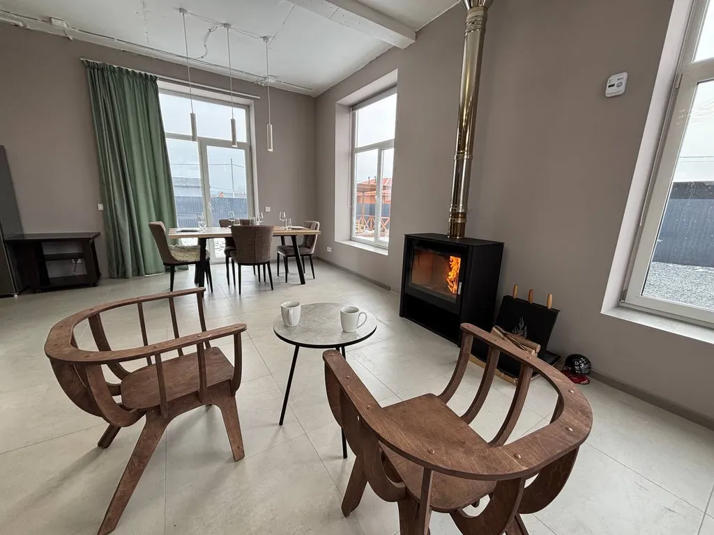 Просторный дом с собственной территорией и настоящим камином