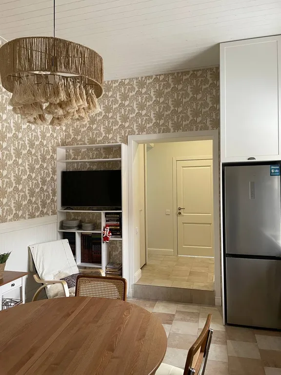 Дом с бассейном у леса