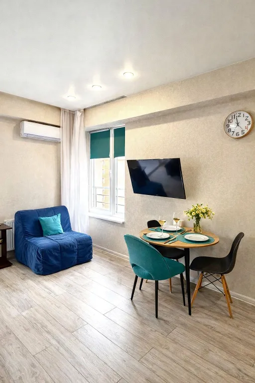 Угловая студия с цветами на берегу моря