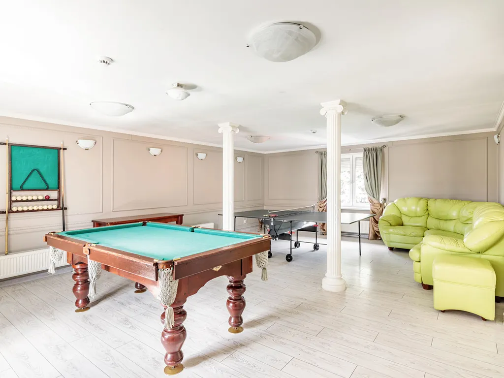 Дом с бассейнами и банкетным залом на Дмитровском шоссе