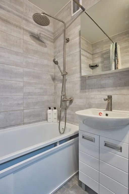 Светлая квартира с большой кроватью и Smart TV