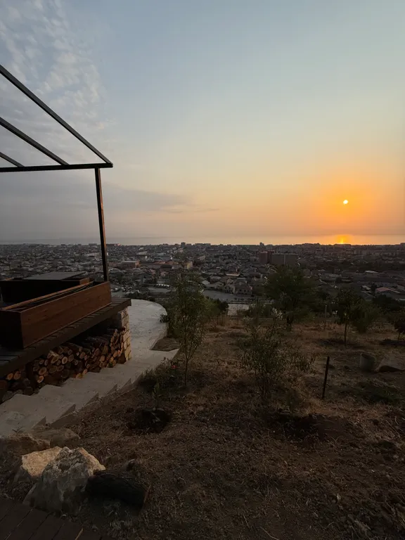 A-frame домик с панорамным видом на город