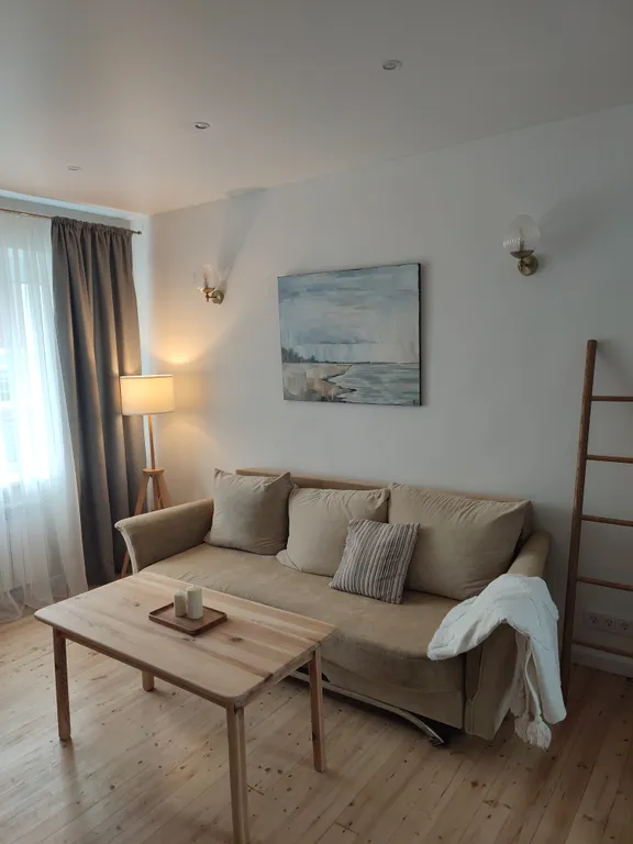 Дом с камином, красивой беседкой  большой территорией недалеко от моря