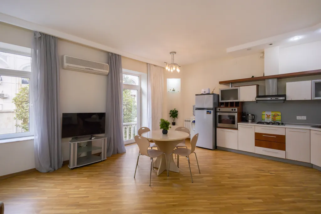 Квартира с видом на улицу Низами, Торговая