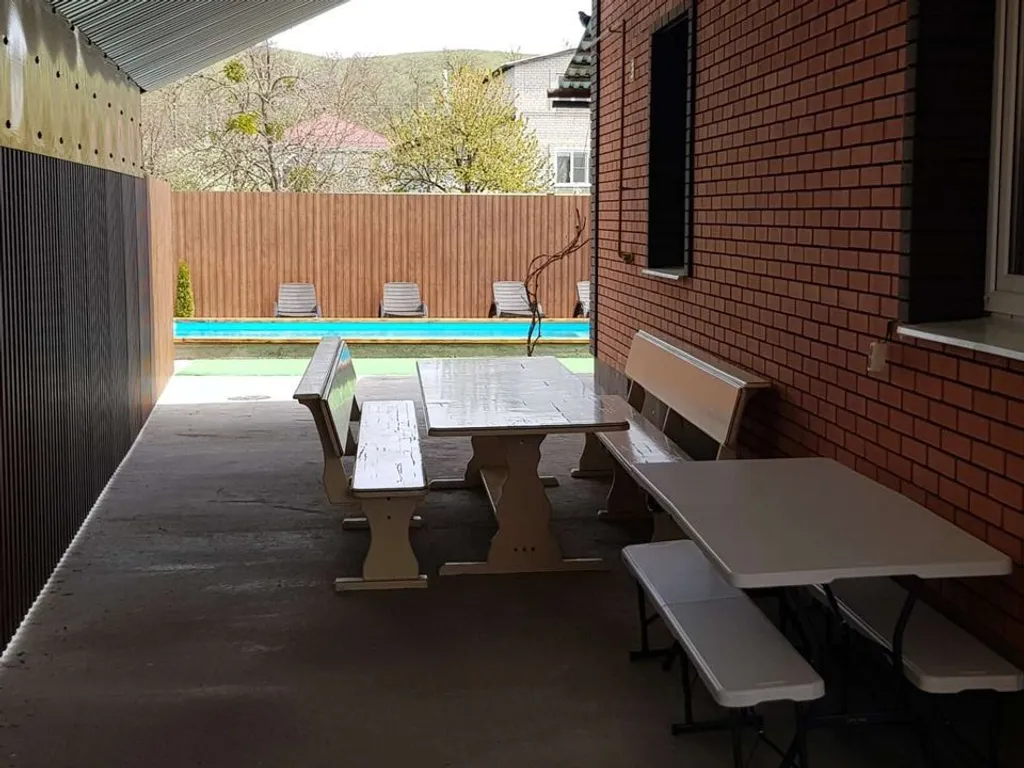 Большой дом с бассейном