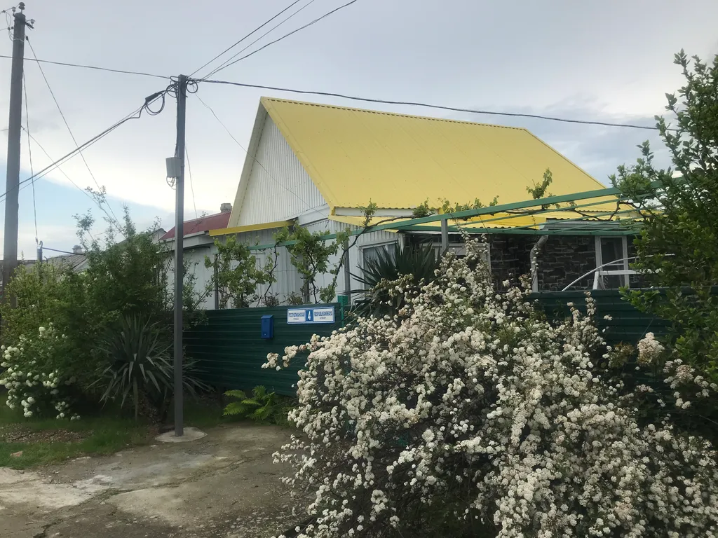 Половина дома с отдельным входом, с садом на берегу Чёрного моря