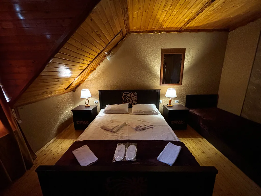 Квартира Семейный трёхместный деревянный, мансардный номер — аренда посуточно в Железноводск