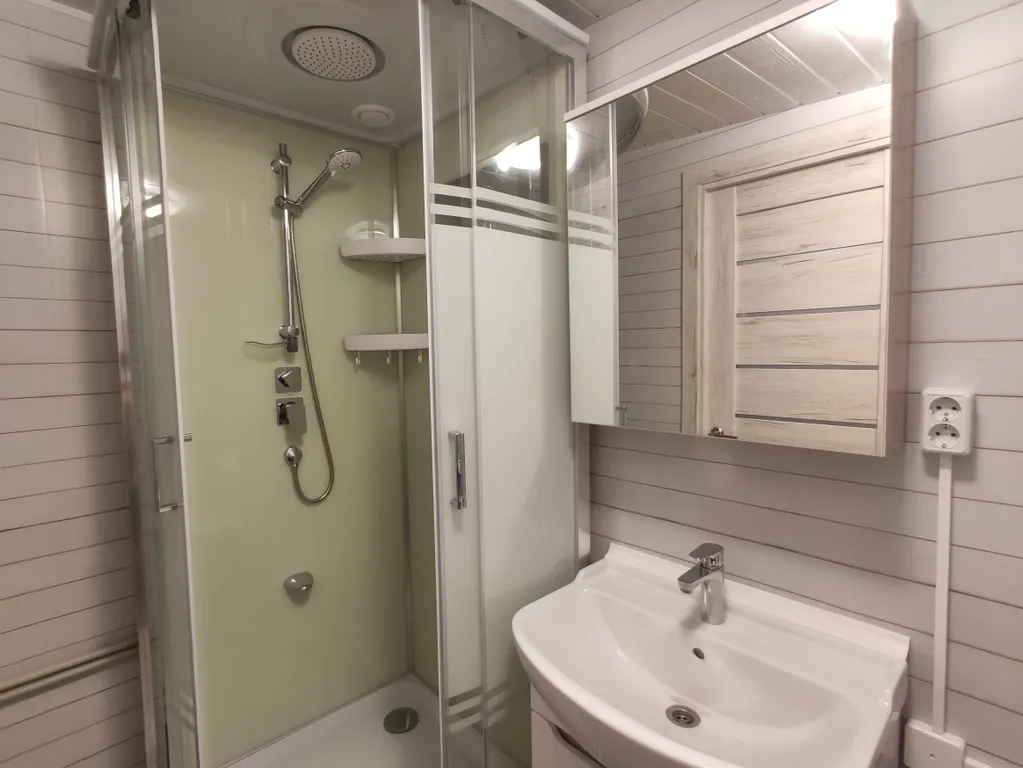 Дом в окружении леса, озёр и рек, около турбазы Алоль