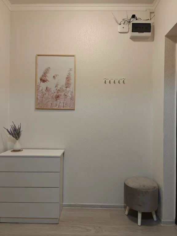 Современная однокомнатная квартира-студия, оформленная в светлых тонах