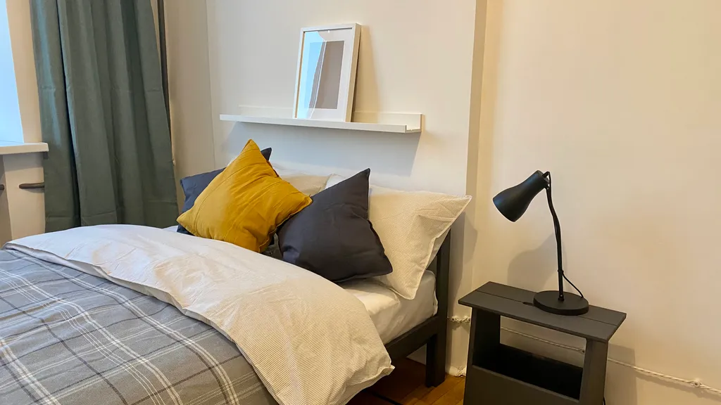 Комната с высокими потолками в центре