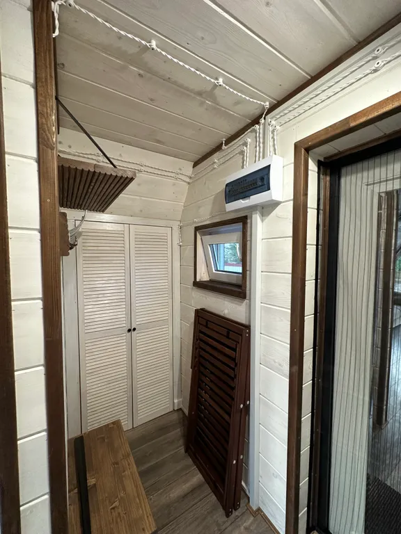 Дом в стиле A-frame на самом берегу реки