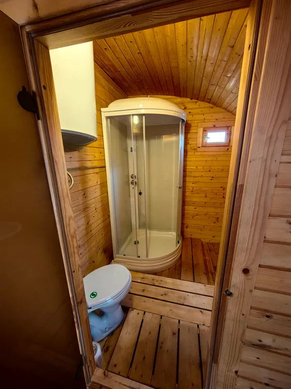 Уютный деревянный домик с видом на реку