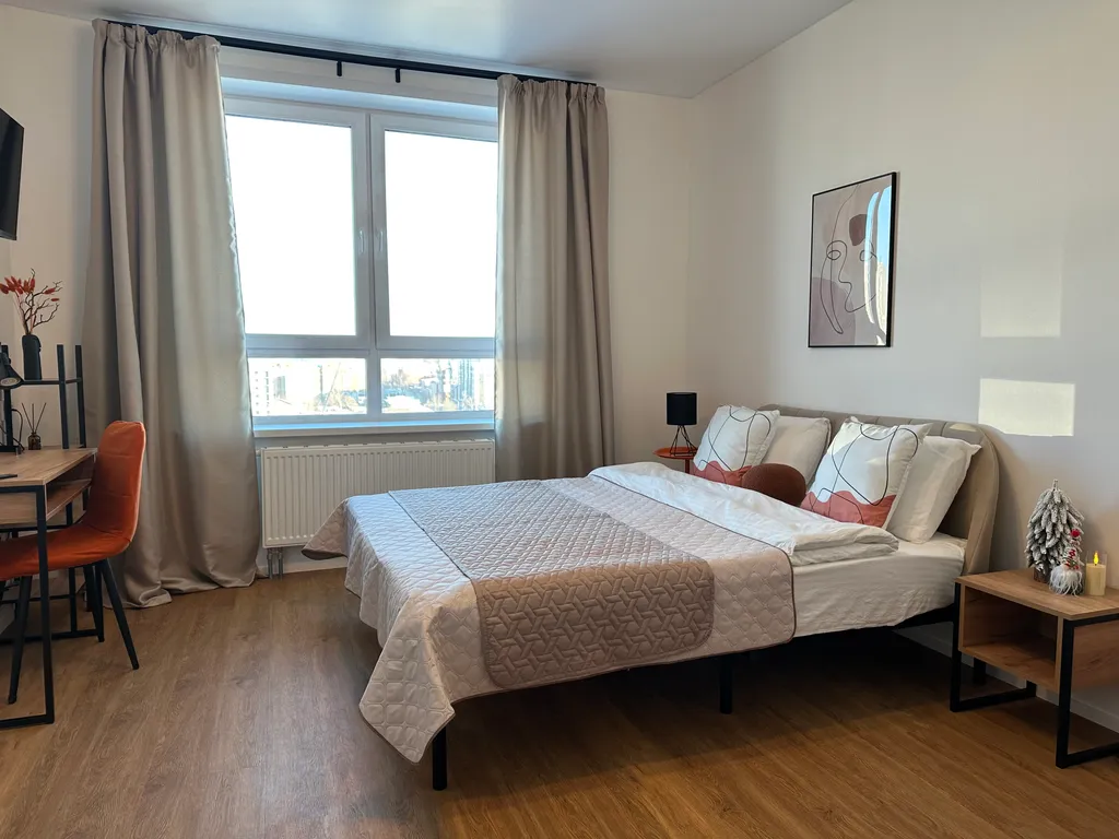 Светлая студия с панорамой центра