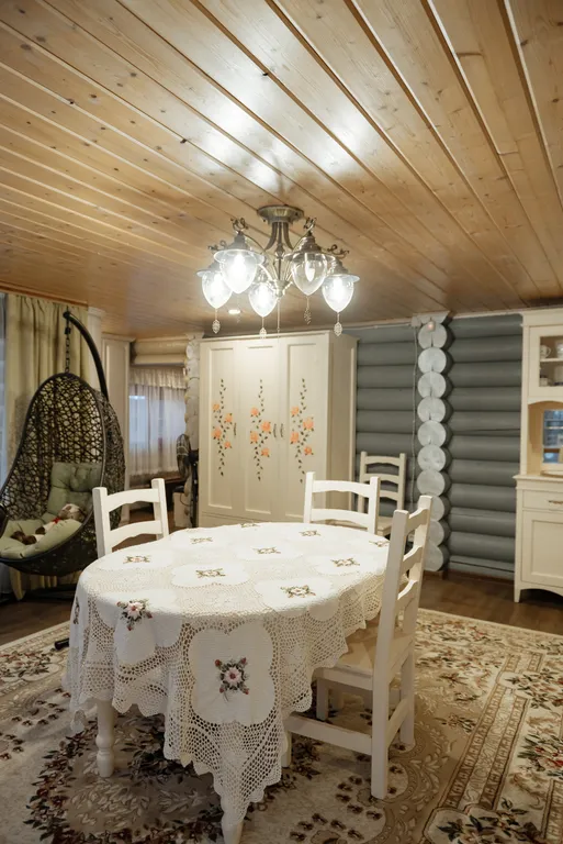 Уютный дом на берегу реки