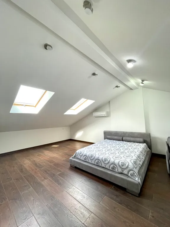 Эллинг на берегу моря