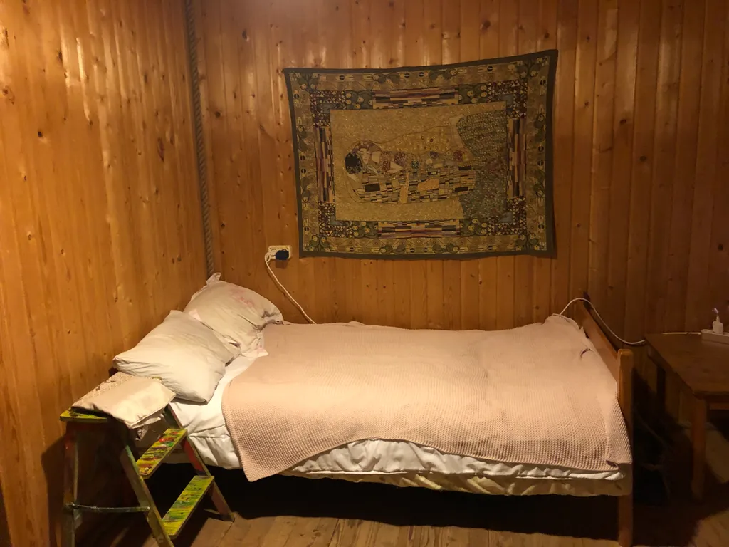 Уютный дом с камином в тихом живописном месте