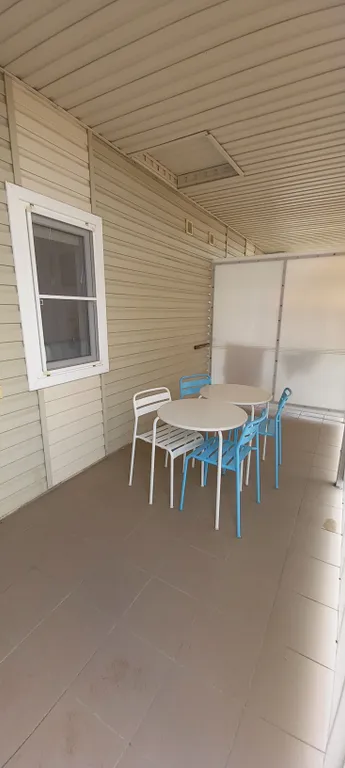 Спальня, кухня с диваном, балкон