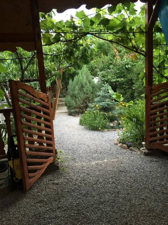 Коттедж в саду