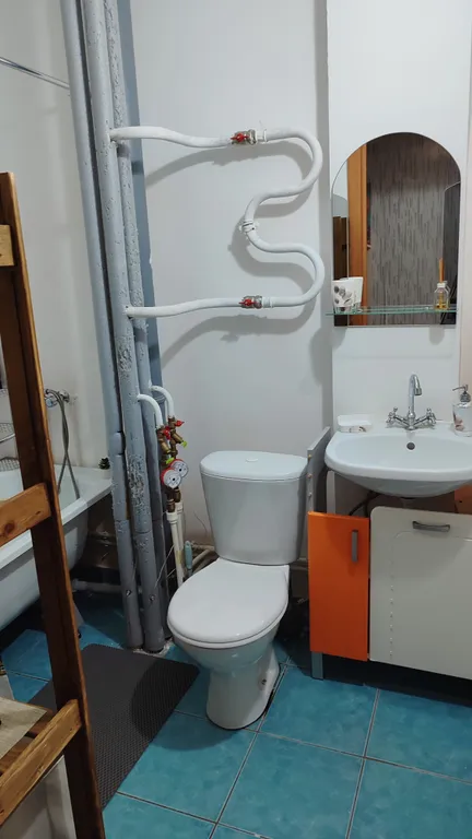 Студия с красным холодильником