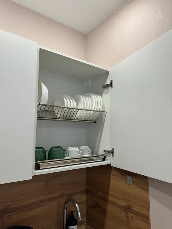 Зелёная современная квартира-студия недалеко от Горного Воздуха