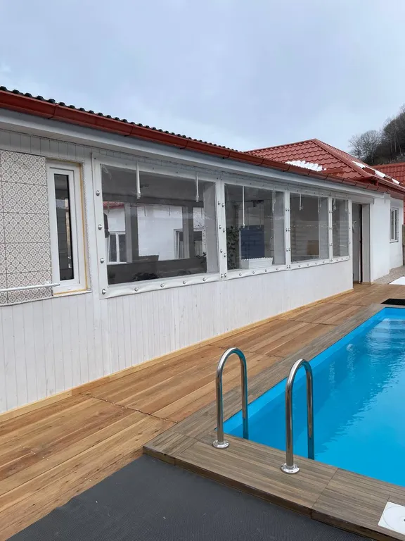 Дом с бассейном у леса