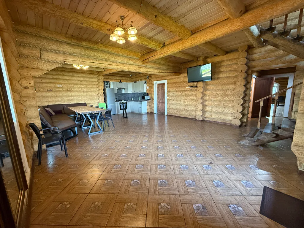 Бревенчатый коттедж с баней и бассейном