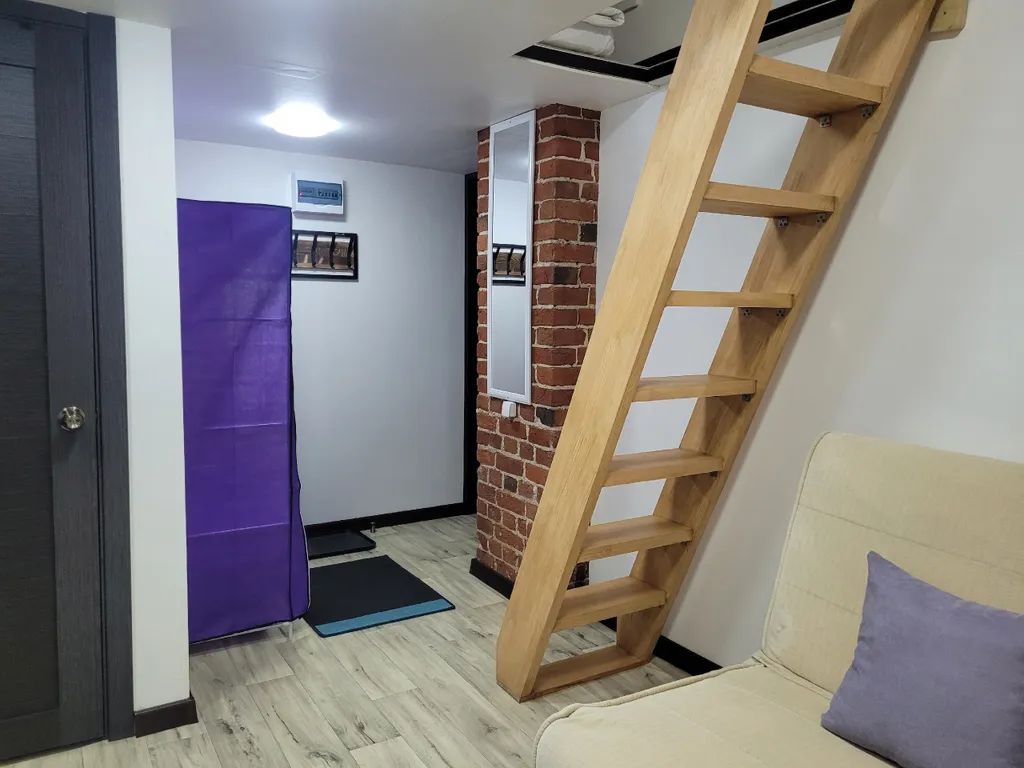 Лофт-6 синяя. Клёвая двухуровневая студия в центре.