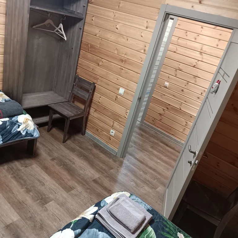 Дом на песчаном берегу озера