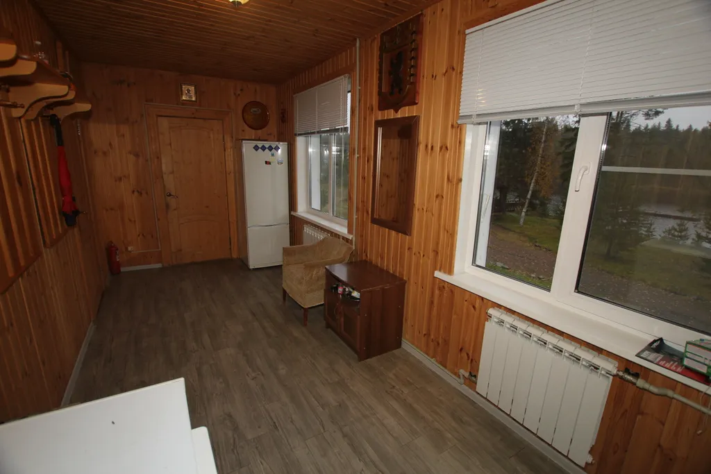 Шикарный дом находится на берегу озера, окруженный хвойным лесом