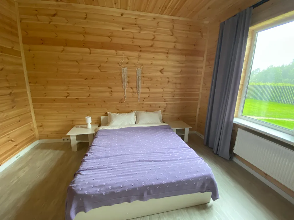 Домик у воды в окружении леса