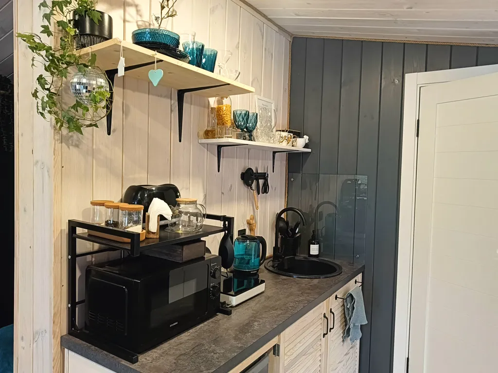 Темный домик на опушке леса