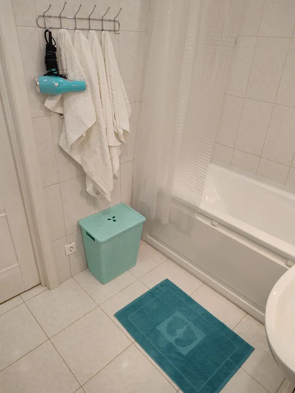 Квартира с 2 отдельными спальнями и кухней-гостинной недалеко от моря