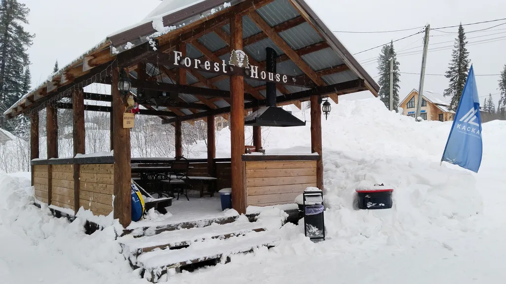 Уютный дом с панорамными окнами в пол