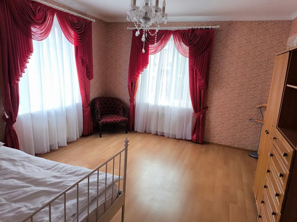 Уютный дом с бассейном, сауной и камином