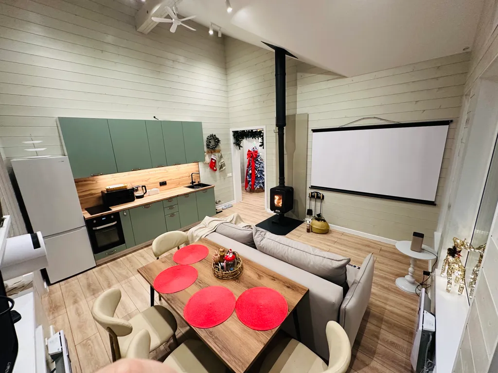 Загородный дом с видом на лес