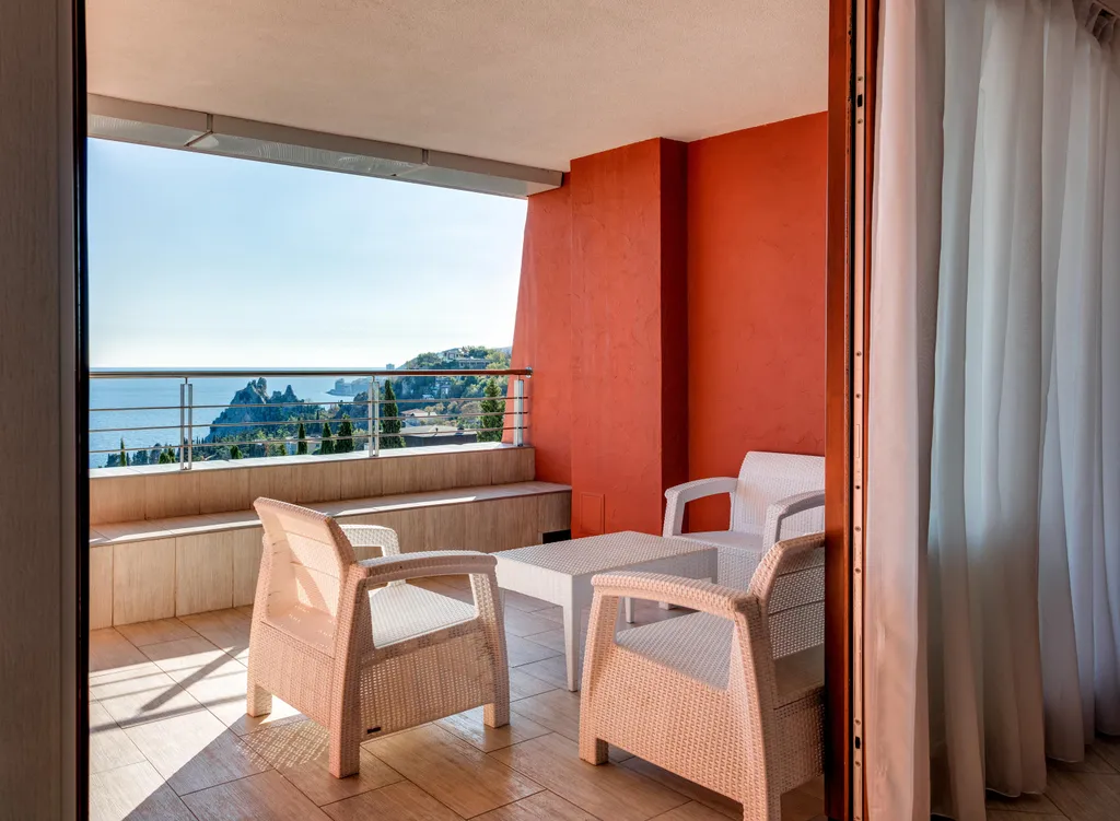 Трехкомнатная квартира с панорамным видом на море