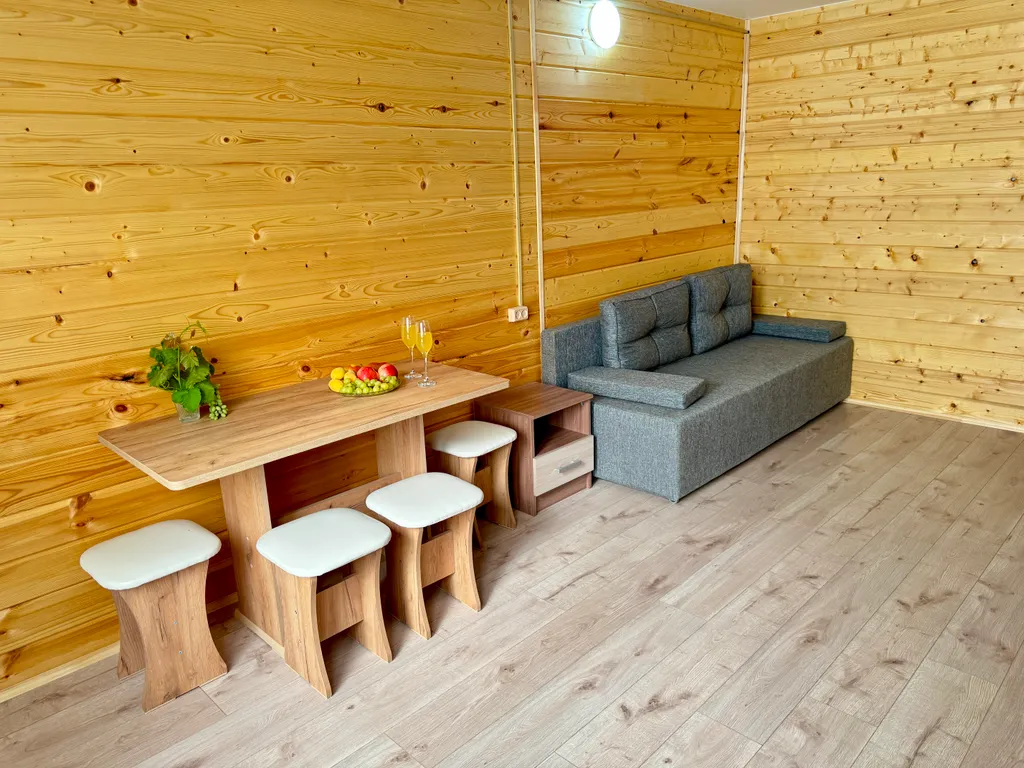 Домик 5-ти местный 2-х комнатный с кухней