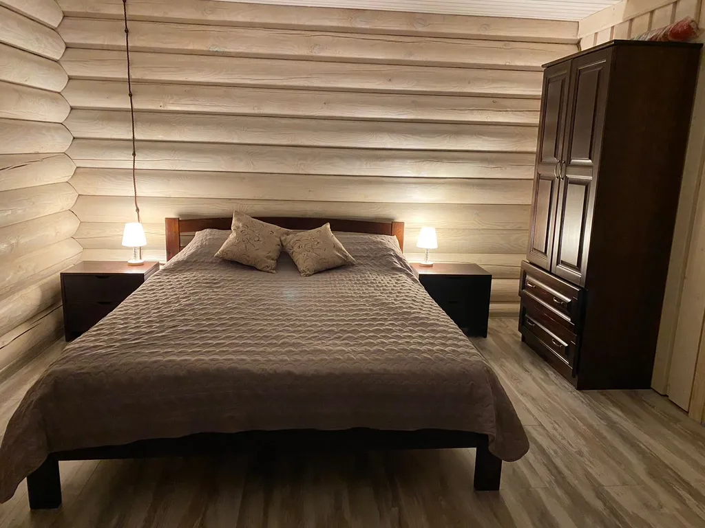 Уютный домик в лесу у пруда