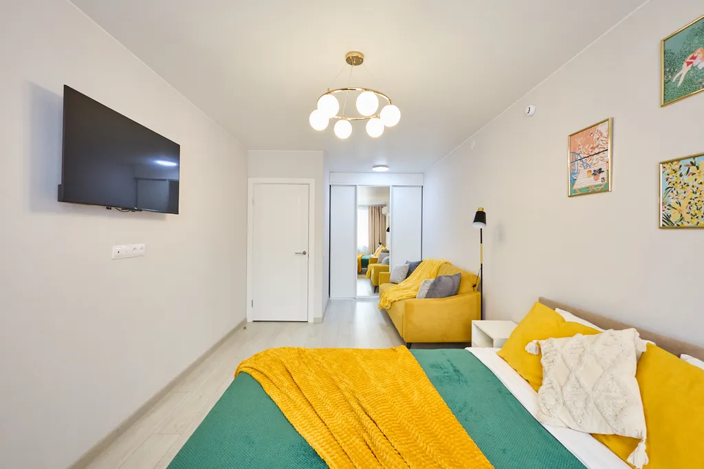 Тюльпаны & солнце: стильная 1-комнатная квартира в современном доме