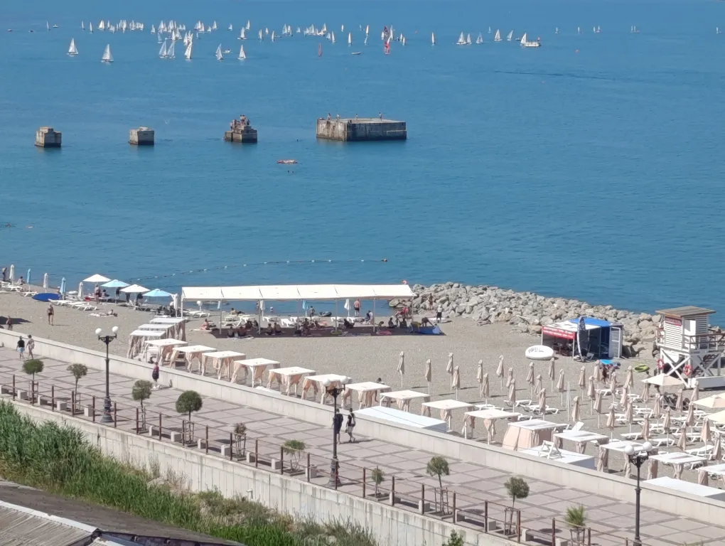 Новая евро-двушка с панорамным видом на море и пляж перед домом