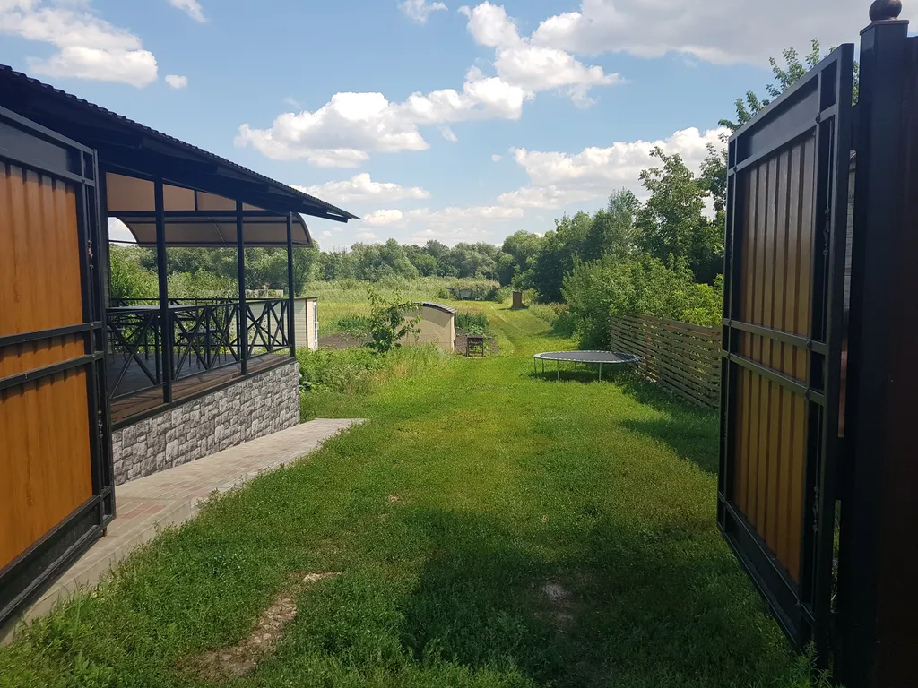 Уютный домик с участком на берегу реки