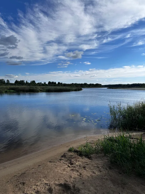 Дом на берегу реки с баней