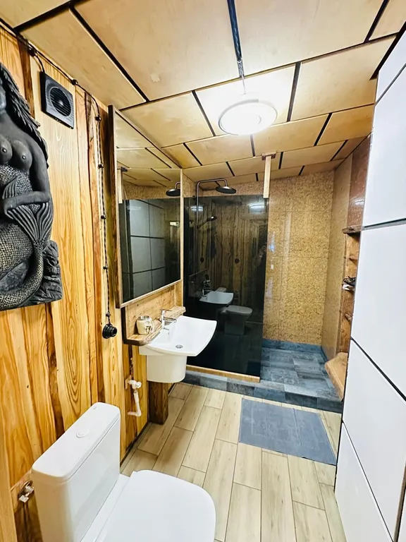 Дом у пруда с пляжем