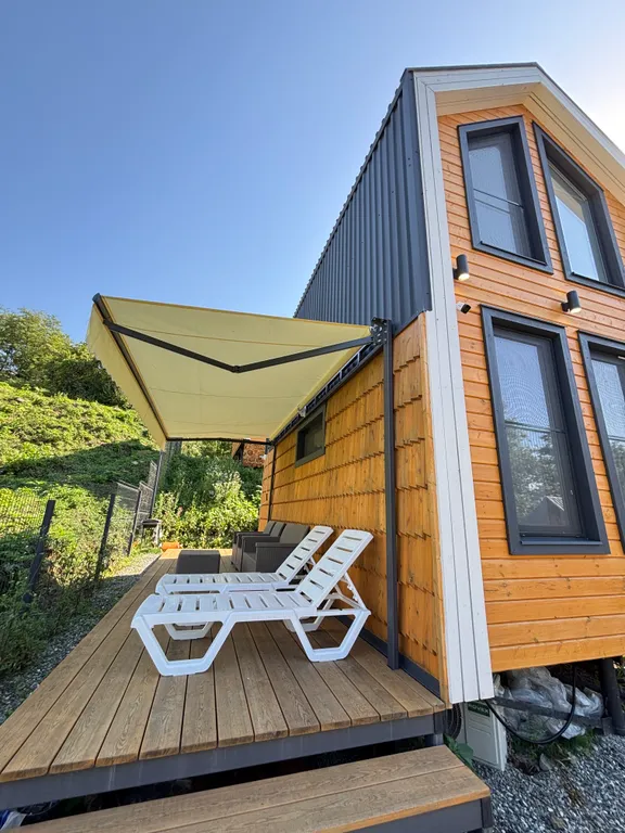 Дом с видом на море в лесу