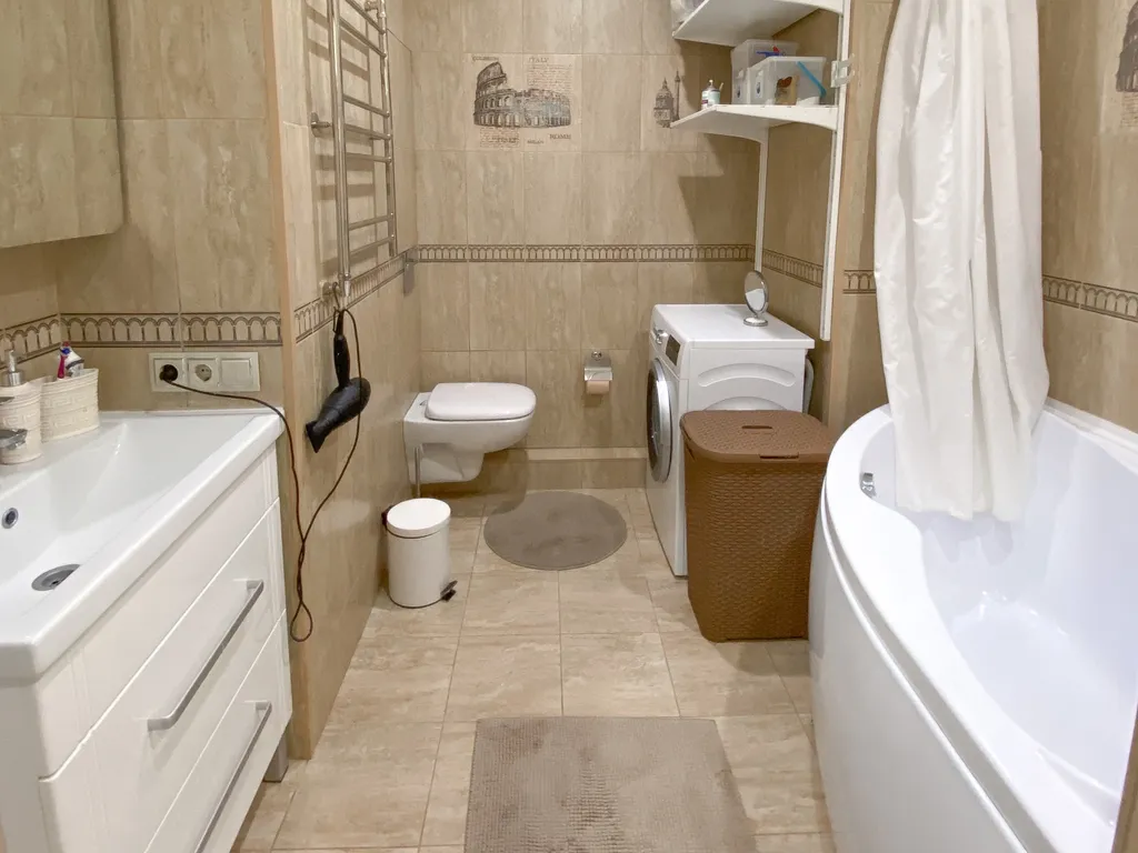 Светлая квартира с панорамными окнами и большой ванной для двоих