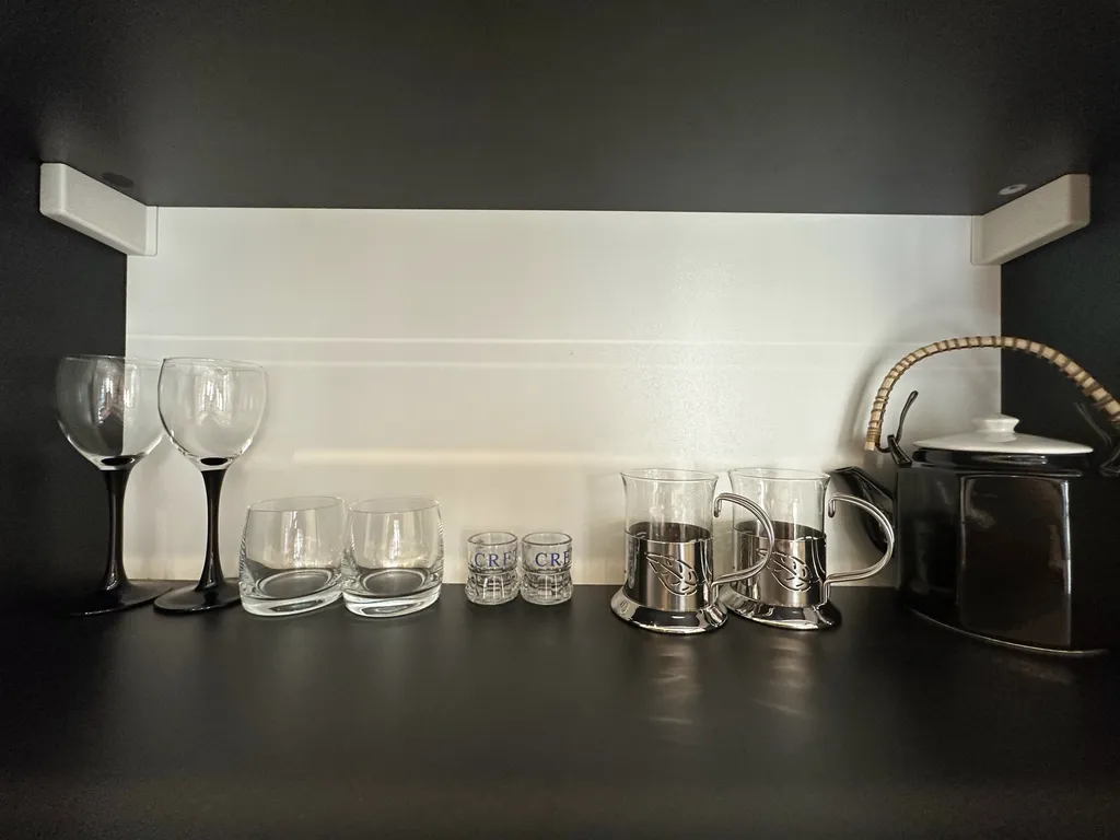 Стильные апартаменты с парящей кроватью и джакузи