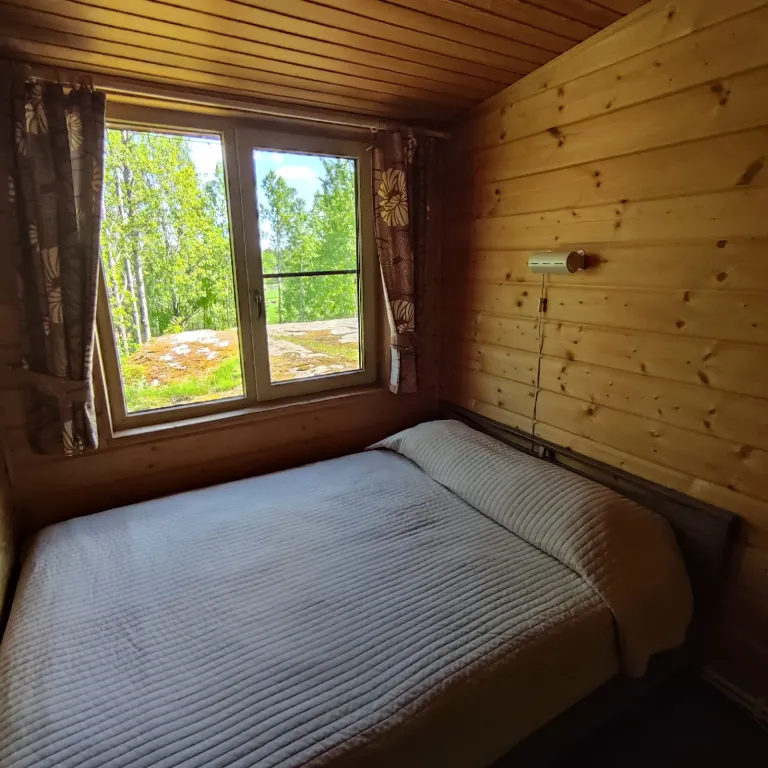 Дом на скале с панорамным видом на озеро